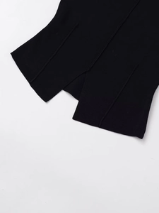 Detailaufnahme des schwarzen ärmellosen Strickoberteils mit Kontrastnähten und Saumdesign