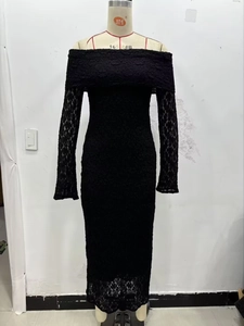 Détail de la texture en dentelle noire et bordure en cils sur la robe à manches longues