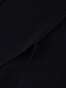 Primer plano de punto negro que muestra costuras finas y detalle de dobladillo