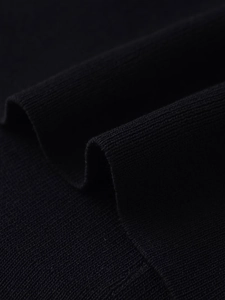 Primer plano de la textura de punto acanalado negro de este top sin mangas de otoño