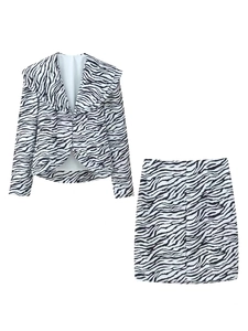 Détail de l'ensemble blazer et minijupe zébré montrant la texture et le revers