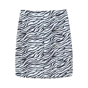 Mini-jupe chic pour femme à motif zébré noir et blanc avec une coupe minimaliste