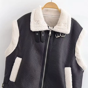 Gilet femme en similicuir et peau lainée avec col montant et boucles en métal
