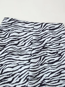 Gros plan sur la texture du tissu à motif zèbre et la taille élastique de la jupe