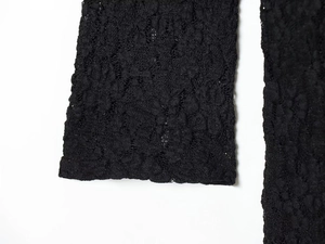 Gros plan sur les détails de broderie en dentelle noire élégante et la texture ajourée