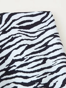 Gros plan sur le tissu en sergé à motif zébré montrant la texture noire et blanche