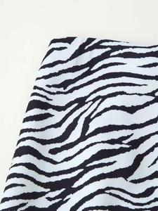 Détail de l'imprimé zèbre noir et blanc et des coutures sur l'ensemble jupe élégant