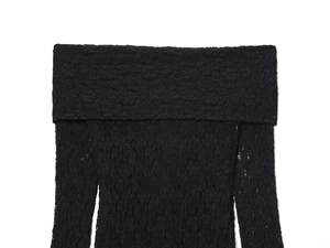 Détail de l'encolure élégante en dentelle noire à épaules dénudées et motifs floraux