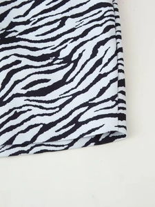 Vue détaillée de la texture du tissu tissé à motif zèbre noir et blanc de qualité