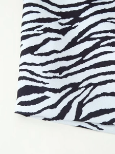 Gros plan sur le motif zébré et la texture fine du tissu d'un ensemble veste et jupe