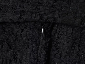 Vue macro détaillée d'une fermeture éclair invisible sur de la dentelle noire