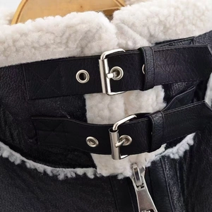 Gilet femme en cuir et mouton retourné avec col montant et boucles en métal