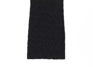 Vue détaillée de la broderie en dentelle noire complexe sur une robe de soirée chic