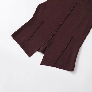 Chaleco de punto sin mangas marrón oscuro con aberturas laterales y costuras decorativas