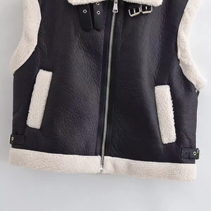 Détails d'un gilet de motard en cuir synthétique pour femme avec col en laine contrastée