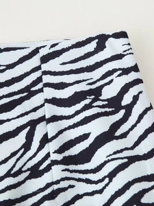 Gros plan du tissu à motif zèbre montrant des coutures de qualité sur la taille