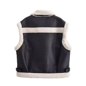 Gilet pour femme en simili cuir avec doublure en peau lainée et boucles à la taille