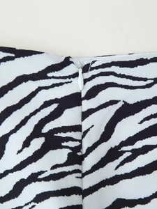 Détail du tissu imprimé zèbre avec fermeture éclair invisible et texture sergée à la taille
