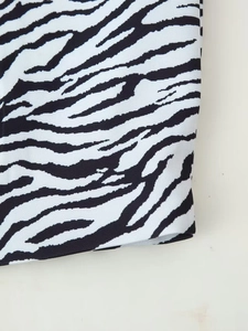 Gros plan détaillé du tissu à imprimé zèbre avec texture sergé et coutures soignées