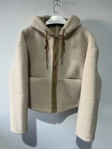 Détail du sweat à capuche beige avec fermeture éclair et cordon marron pour femme