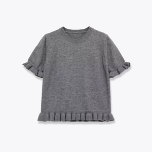 Maglia grigia a maniche corte in maglia con orlo e maniche a volant per una donna