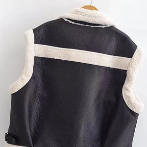 Détail du gilet moto en peau lainée avec empiècements cuir et rayures polaires au dos