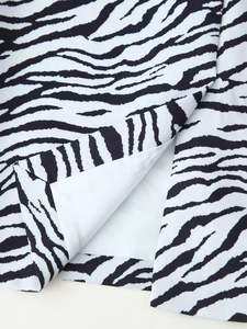 Détail de la jupe à motif zébré montrant le tissu tissé texturé et la fente latérale