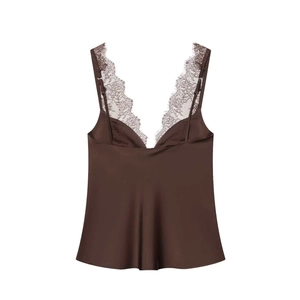 Detailansicht eines Satin-Tops mit lila Wimpernspitze und elegantem V-Ausschnitt