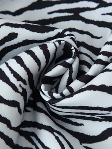 Vue macro détaillée du tissu imprimé zèbre noir et blanc avec drapé doux et texture nette