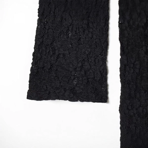 Robe élégante en dentelle noire avec motifs floraux ajourés et texture transparente fine