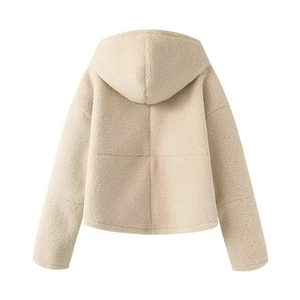 Veste à capuche en faux mouton beige avec coutures croisées au dos et épaules tombantes