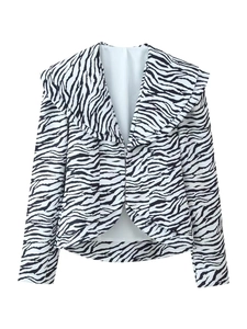 Détail du revers superposé et de la texture tissée d'une veste à motif zèbre noir et blanc