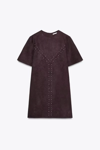 Detailansicht der silbernen Nieten auf einem dunkelvioletten Wildlederimitatkleid
