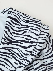 Gros plan sur l'imprimé zèbre noir et blanc du tissu sergé d'un ensemble de mode