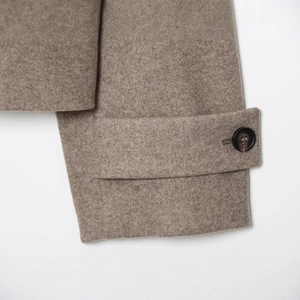 Court manteau en laine marron avec bouton marbré et détail de sangle au poignet
