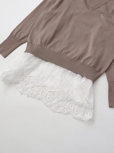 Vue détaillée du pull en tricot marron à col en V avec élégante bordure en dentelle blanche