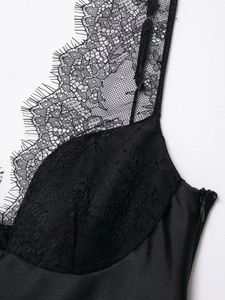 Detail von schwarzem Satin-Top mit zarter Wimpernspitze und verdecktem Seitenreißverschluss