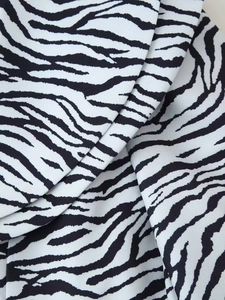 Gros plan du motif zèbre sur l'ensemble mode d'automne avec veste et jupe