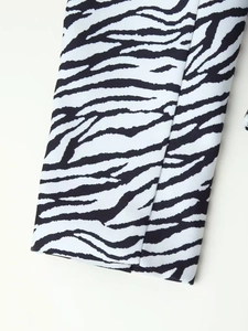 Détail macro du tissu sergé lourd à motif zébré sur une veste de mode pour femmes