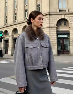 Veste d'hiver grise pour femme avec col en fausse fourrure brune et poches poitrine