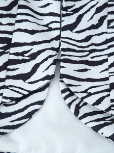 Gros plan détaillé du tissu à imprimé zèbre sur un ensemble veste et jupe élégant