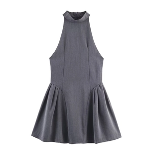 Détail de la robe courte dos nu gris foncé avec jupe évasée plissée et fermeture éclair