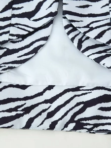 Détail du tissu à motif zébré noir et blanc avec coutures et doublure blanche lisse