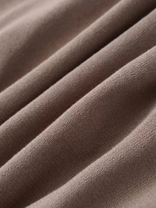 Gros plan détaillé montrant la texture et les motifs du tricot marron doux