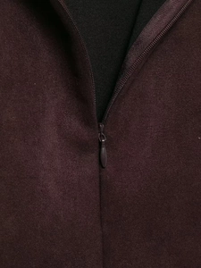 Detail eines verdeckten Reißverschlusses am weinroten Wildlederkleid mit Futter