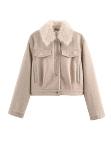 Détail de la veste en laine mélangée beige avec col en fausse fourrure et poches cargo