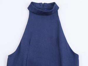 Détail du col licou de la robe bleu marine avec fermeture éclair invisible au dos