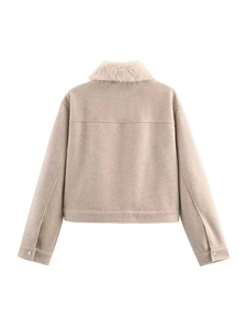 Détail du blouson aviateur d'hiver beige avec col en fausse fourrure et texture suédine