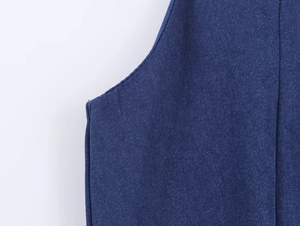 Gros plan détaillé de la robe dos nu bleu foncé montrant les coutures et la texture du tissu