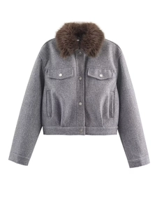 Détail de la veste baseball d'hiver avec col en fausse fourrure brune et poches à rabat